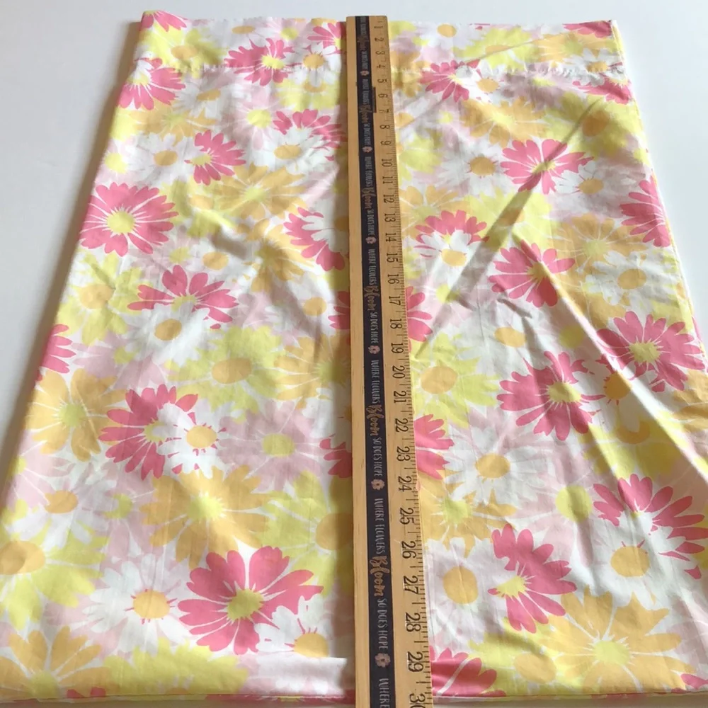Pequot Floral Pillowcase Set 1970s Pink and Yellow Daisies Pequot Pillowcase